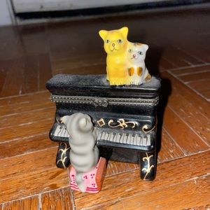 Piano cats figurine